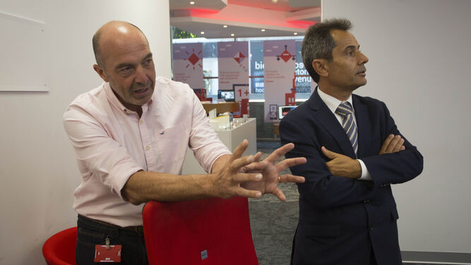 Jesús Pérez, responsable Institucional de Vodafone, junto al director territorial de la compañía en Andalucía y Extremadura, Antonio Fernández, en la sede del VSC en La Cartuja, en Sevilla.