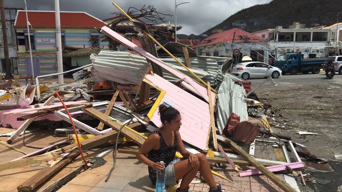 Sara Cerezo, entre los escombros de la isla caribeña.