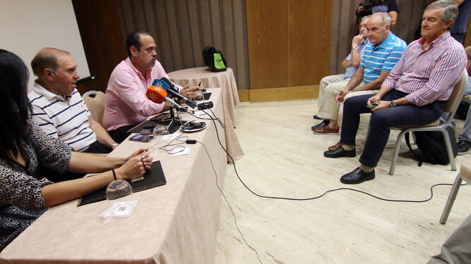 Daniel Onega, durante la rueda de prensa realizada ayer, observa a sus compañeros Carmelo Salas y Manuel Garrido.