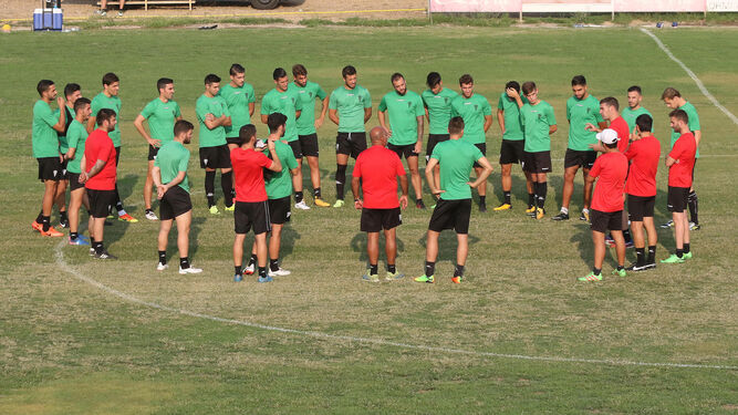 Luis Carrión, ante la presencia de todo su cuerpo técnico, da órdenes a todos sus jugadores durante una sesión de entrenamiento en la Ciudad Deportiva.