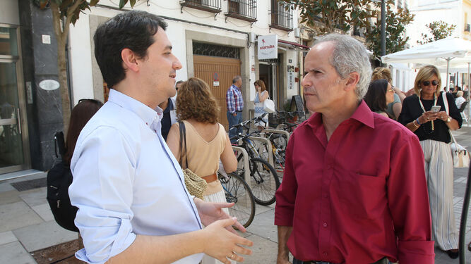 José María Bellido conversa con Rafael Blázquez en la puerta del Ayuntamiento.