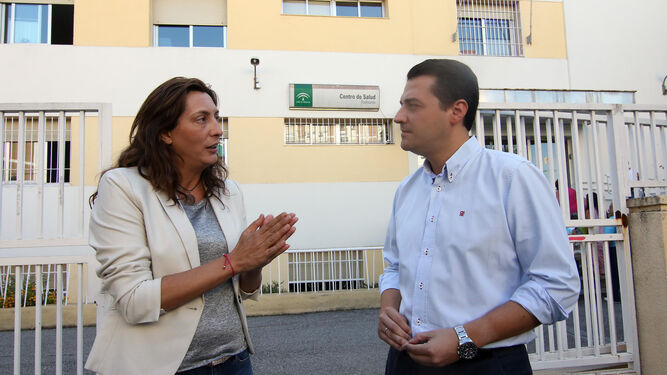 Loles López y José María Bellido hablan frente al centro de salud de la Fuensanta.