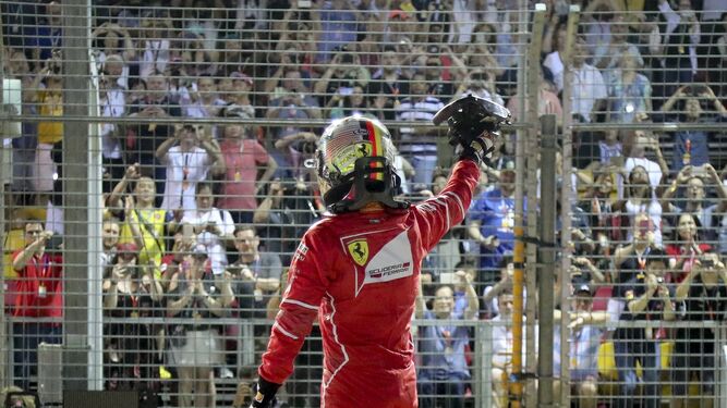 Vettel saluda a los aficionados tras lograr la 'pole' en Singapur.