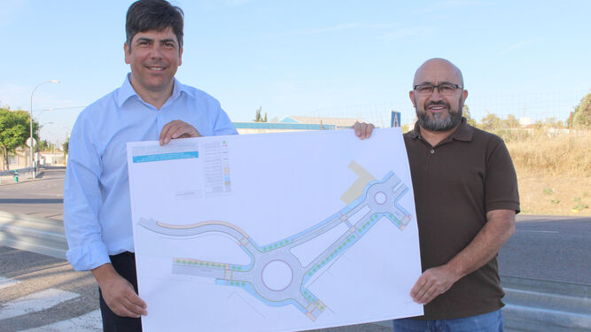 Rafael Llamas y Francisco Lucena sostienen el plano de la rotonda de la Toba.