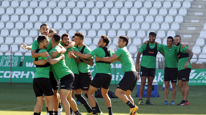 Los jugadores del Córdoba se divierten durante los ejercicios de activación del inicio del último entrenamiento, celebrado ayer en El Arcángel.