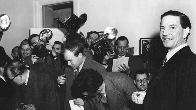Kim Philby , en una imagen de comienzos de los años 50; abajo, el periodista Enrique Bocanegra (Sevilla, 1973).