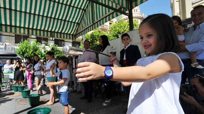 Participantes infantiles en el concurso de venenciadores.