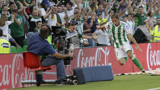 Joaquín celebra corriendo y con los brazos abiertos su segundo gol mientras es enfocado por un cámara de televisión.