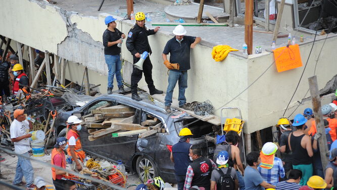 Tareas de rescate en el Colegio Enrique Rebsamen, en Ciudad de México