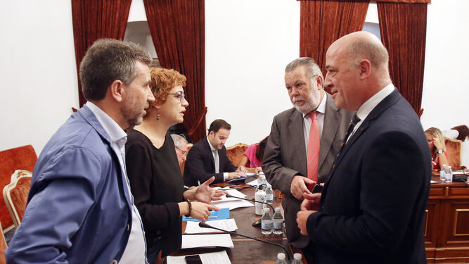 Antonio Ruiz y Salvador Blanco conversan con los diputados de IU Marisa Ruz y Francisco Ángel Sánchez.