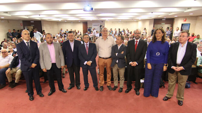 Los representantes institucionales y los expertos, ayer por la tarde en el salón de actos de Cajasur.