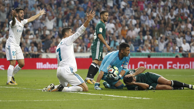 Adán, junto a Cristiano Ronaldo, que pide penalti