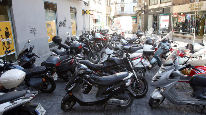 Una calle convertida en parking de motocicletas