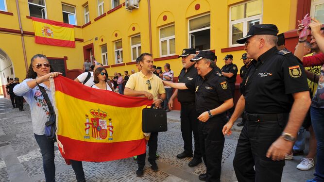Un grupo de policías de Córdoba parte hacia Cataluña por el 1-O.