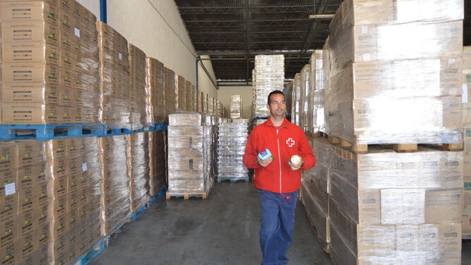 Un voluntario de Cruz Roja en los almacenes de la entidad.