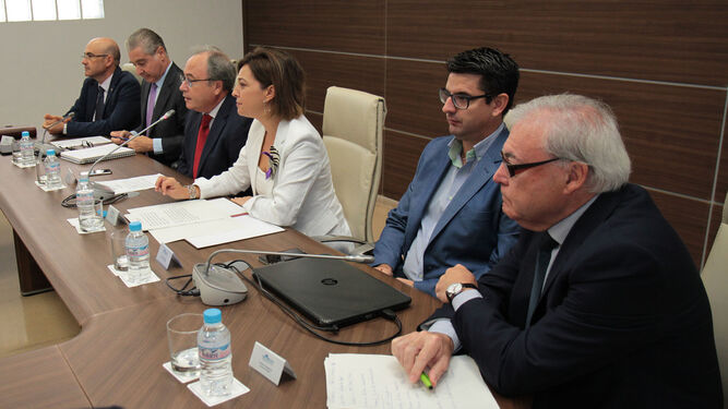 Antonio Díaz e Isabel Ambrosio, en el centro, ayer en la sede de CECO con el resto de representantes institucionales.