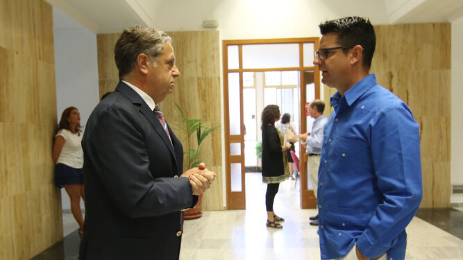 Fuentes habla con el presidente de la Gerencia, Pedro García.