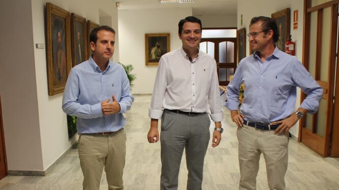 Rafael Serrano, José María Bellido y David Dorado, en el Ayuntamiento.