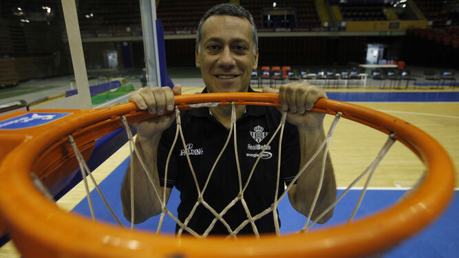 Alejandro Martínez, entrenador del Betis Energía Plus, posa en San Pablo.