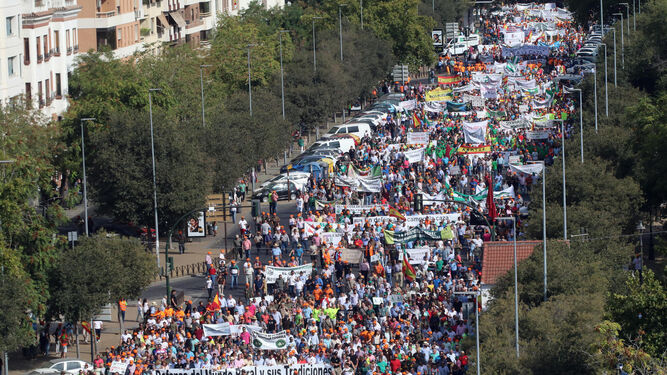 La manifestación, a su paso por la avenida República Argentina.