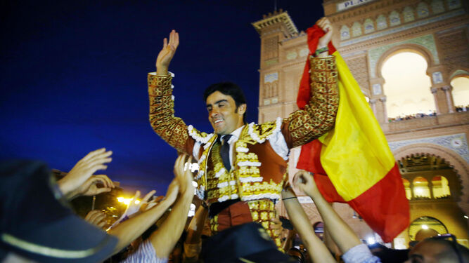 Miguel Ángel Perera, en su salida a hombros de Las Ventas, con la bandera de España.