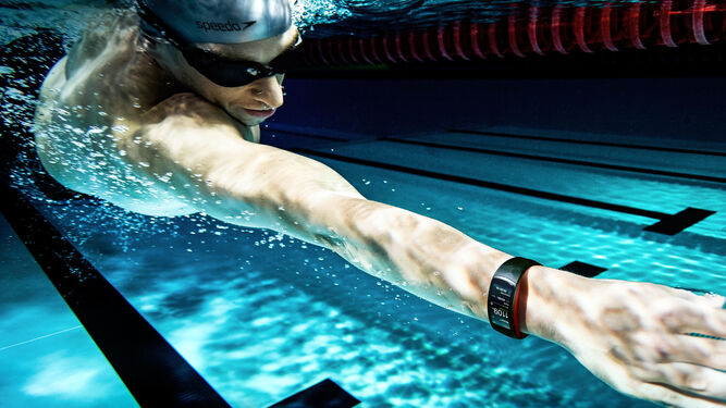 La nueva pulsera inteligente de Samsung, resistente al agua, aterriza en las tiendas españolas.