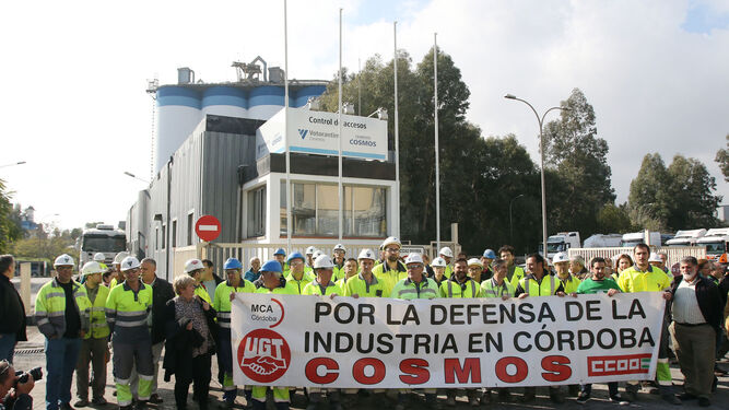 Imagen de archivo de una protesta conjunta de CCOO y UGT frente a Cosmos.