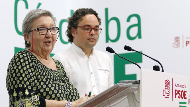 Maribel Flores y Antonio Rojas, ayer en la sede del PSOE.