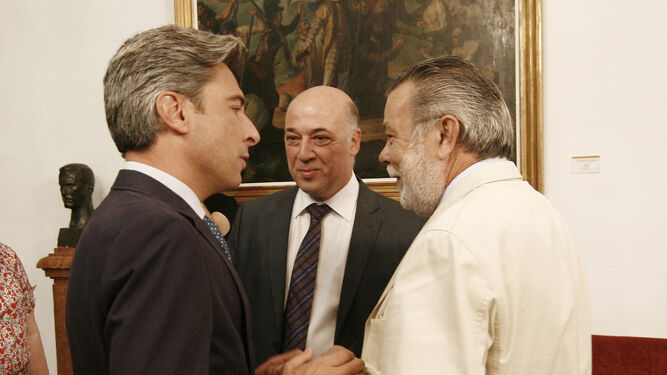 Salvador Blanco, a la derecha, conversa con el presidente, Antonio Ruiz, y con el popular Andrés Lorite.