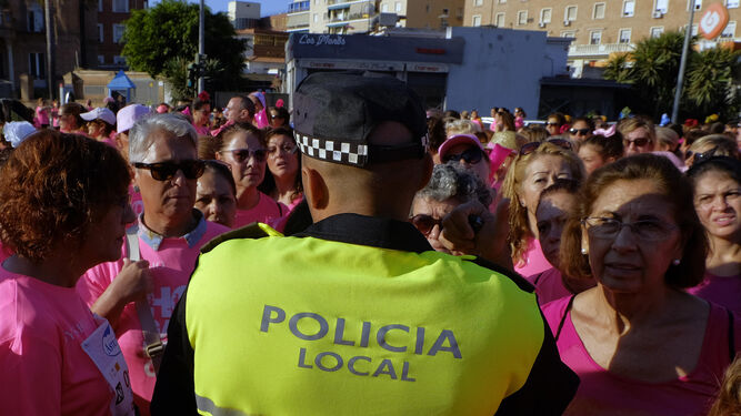Un policía local informa a las mujeres de la suspensión del evento deportivo