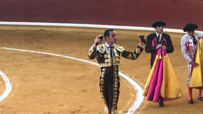 Pepe Moral, con dos trofeos, ayer, en la plaza de Illescas.