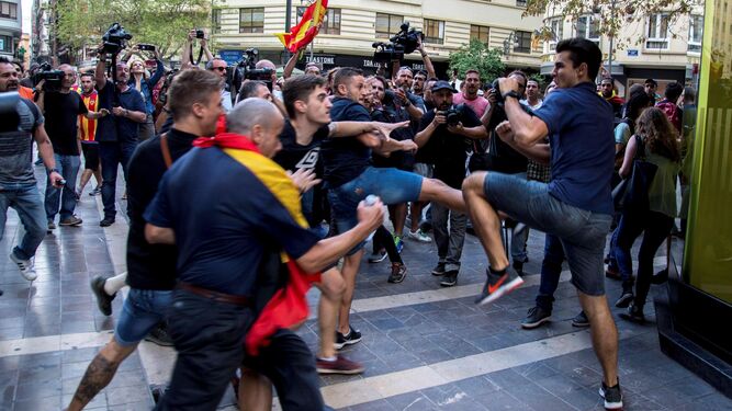 PSC y PP no quieren oír lo de "Puigdemont a prisión" Ultras revientan la marcha del 9 de octubre en Valencia