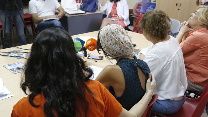 Sonia, en el centro y de espaldas, ayer con integrantes de la Plataforma contra la Violencia a las Mujeres.