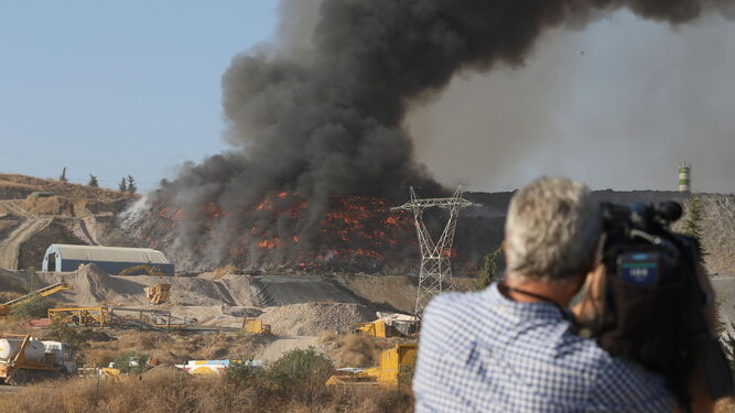 Vista del incendio declarado en la planta de reciclaje de la Carretera de Guadalcázar.