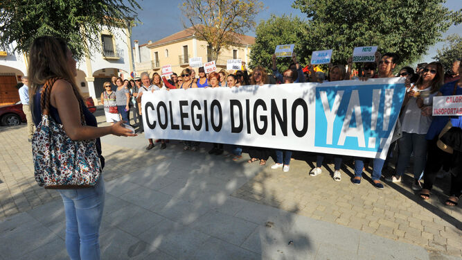 Un momento de la protesta celebrada a la entrada del colegio Azahara, en Villarrubia.