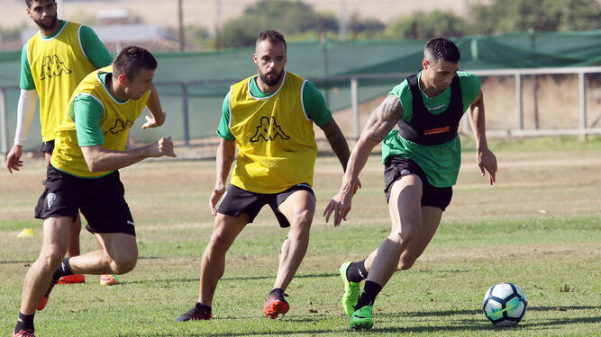 Jaime Romero controla el balón en un entrenamiento, con Markovic y Edu Ramos al lado.