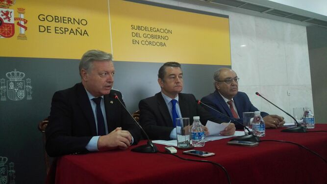 Juan José Primo Jurado, Antonio Sanz y Antonio Ramón Guinea, ayer en la Subdelegación.