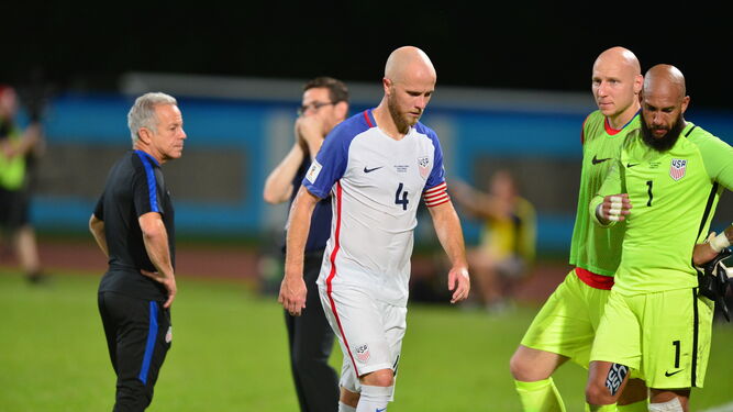 El centrocampista Bradley y el portero Tim Howard, puntales de EEUU, tras saberse apeados del Mundial.
