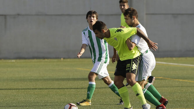 Un jugador del Córdoba protege el balón ante dos rivales.