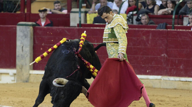 Paco Ureña, en un natural a su primer toro.