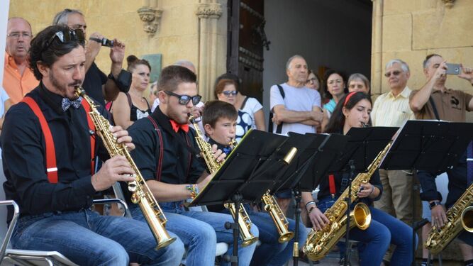Músicos de 'Cordosax Esemble' en la Plaza del Potro.