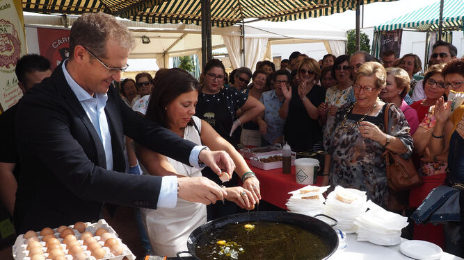 El alcalde, José Luis Caravaca, participa en un taller gastronómico.