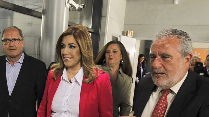 La presidenta de la Junta, Susana Díaz, y el director general interino de Canal Sur, Joaquín Durán.