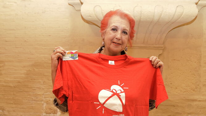Rosa María Calaf, con la camiseta de la campaña de promoción de la donación.