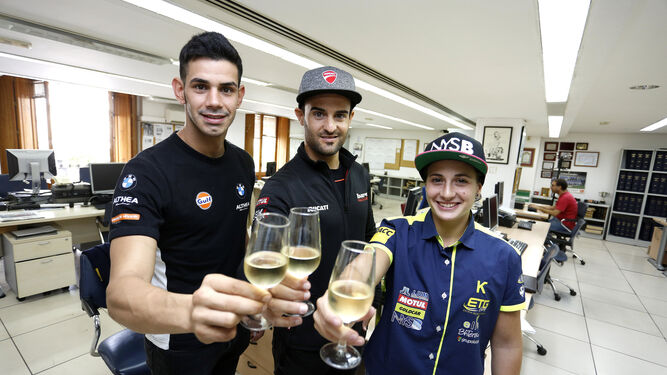 Jordi Torres, Xavi Forés y Ana Carrasco, brindando por un buen fin de semana en Jerez.