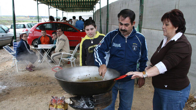 Imagen de archivo de una familia preparando un perol en El Arenal.