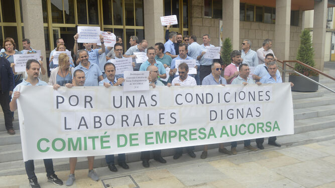 Protesta de la plantilla de Aucorsa en el Ayuntamiento, esta semana.
