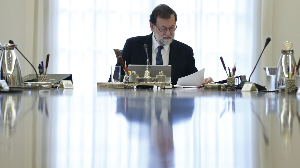 Rajoy lee un papel en el Consejo de ministros para activar el 155