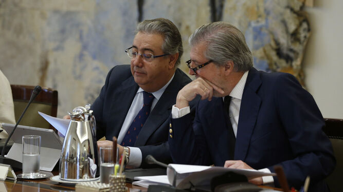 El ministro del Interior, Juan Ignacio Zoido, conversa con el portavoz del Gobierno, Íñigo Méndez de Vigo.