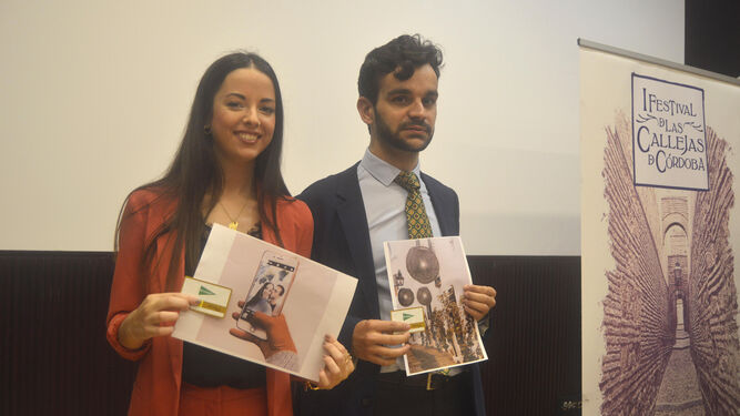 Azahara Jiménez y Alejandro Ortega muestran las fotografías ganadoras.